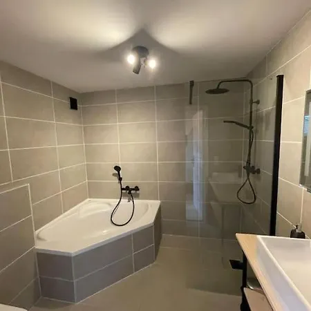 Casa de Férias Familiewoning Met Jacuzzi Nabij Bij Strand, 10 Pers